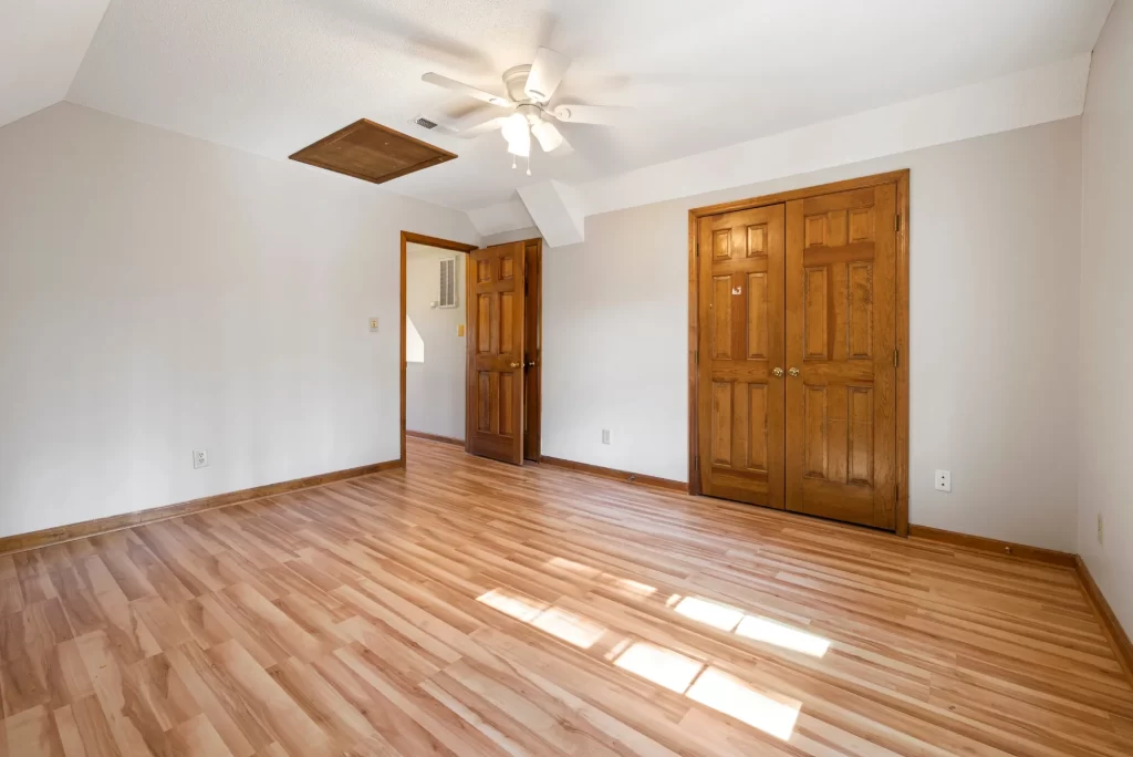 Puertas interiores de madera natural estilo y durabilidad